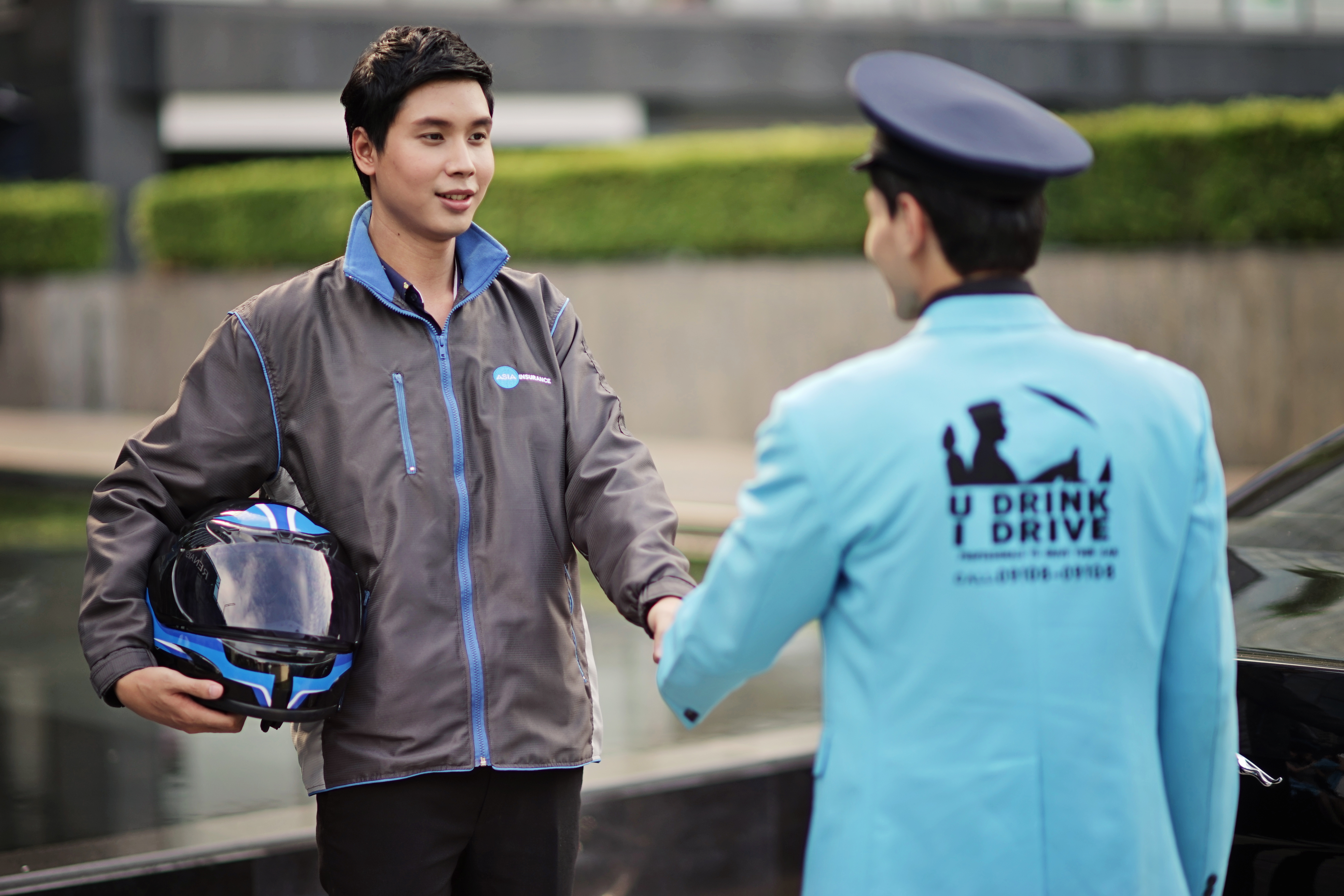 ภาพประกอบเจ้าหน้าที่ประกันพูดคุยกับพนักงาน U Drink I Drive
