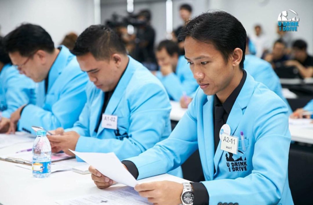 ผู้สมัครทำแบบทดสอบในห้องอบรม